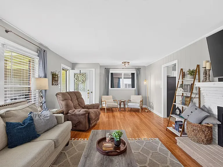 1228 Elizabeth St — Photo 3