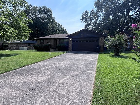 3rd image of 215 Berkshire Cir