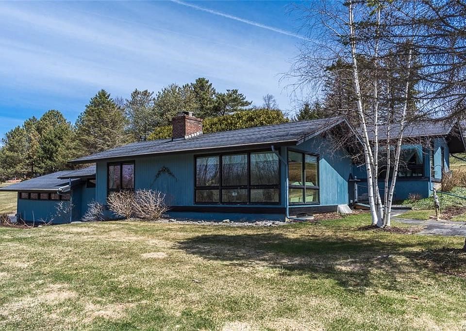 Split Level Contemporary on one of Cazenovia's finest cul-de-sacs!