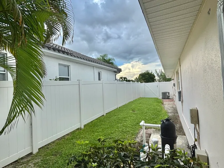 500 SE 16th Ter — Photo 35