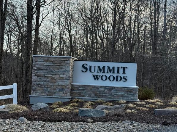 81 Summit Woods Rd, Moscow, PA 18444