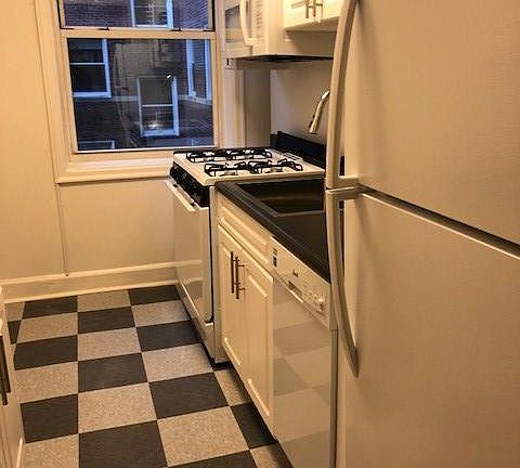5th image of 826 Larchmont Acres APT B