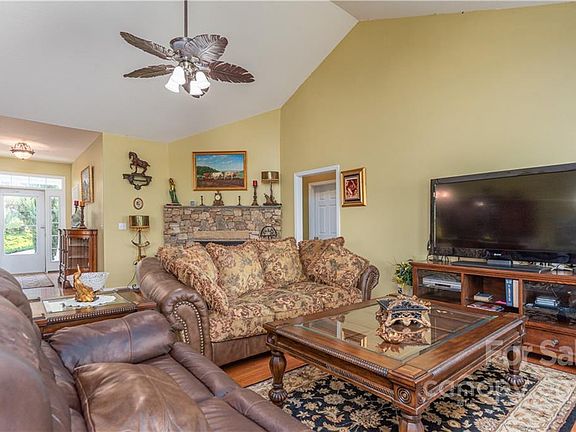 5th image of 412 Everview Ln