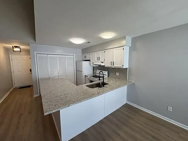129 W Victoria Ct #E — Photo 6