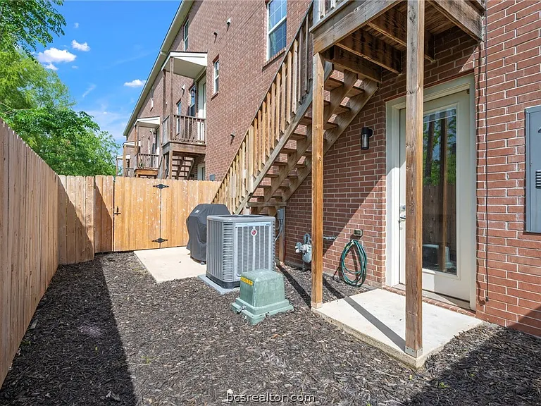 210 Tarrow St — Photo 24