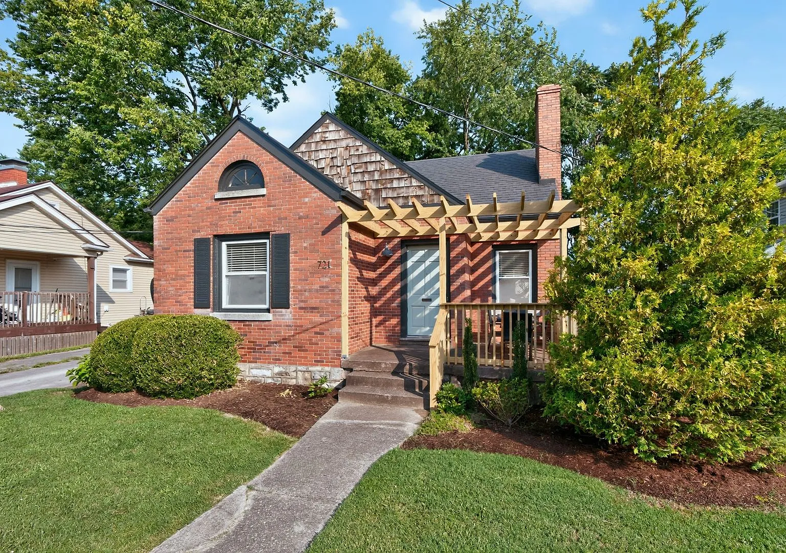 Adorable 3 bedroom downtown bungalow — Photo 2