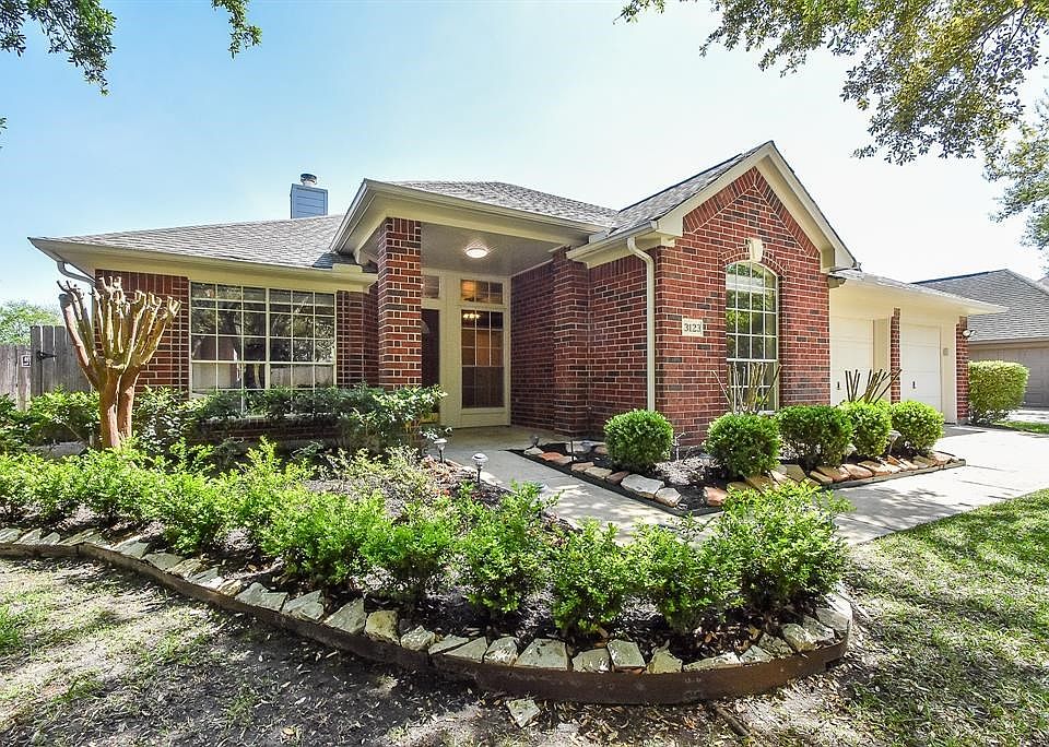 You want curb appeal? Look no further, as this lovely single story is move in ready!