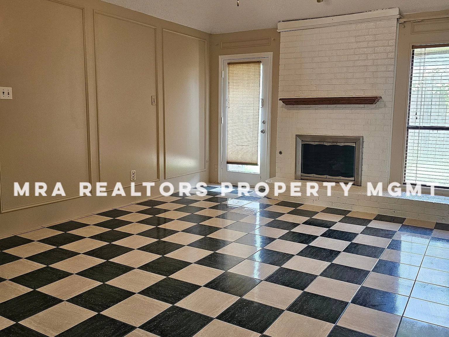 3 bed, 1242 sqft, $1,900 — Photo 2