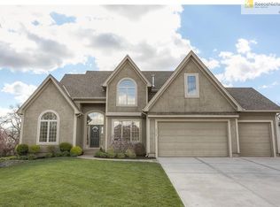 17712 S Roundtree Dr, Olathe, KS 66062