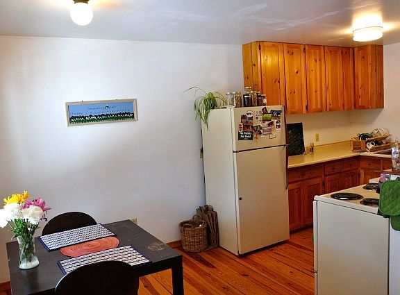 2nd image of 33 Acorn St
