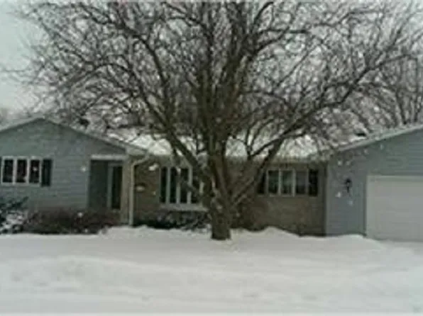 909 W 3rd St, Sumner, IA 50674