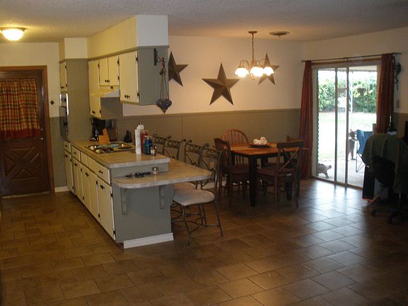 5th image of 821 Dickens Dr