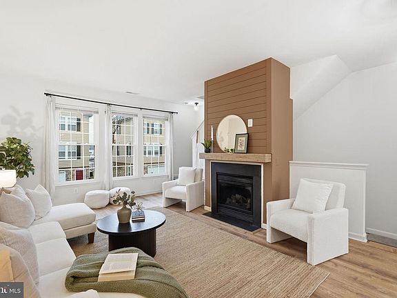 4th image of 22987 Fontwell Sq