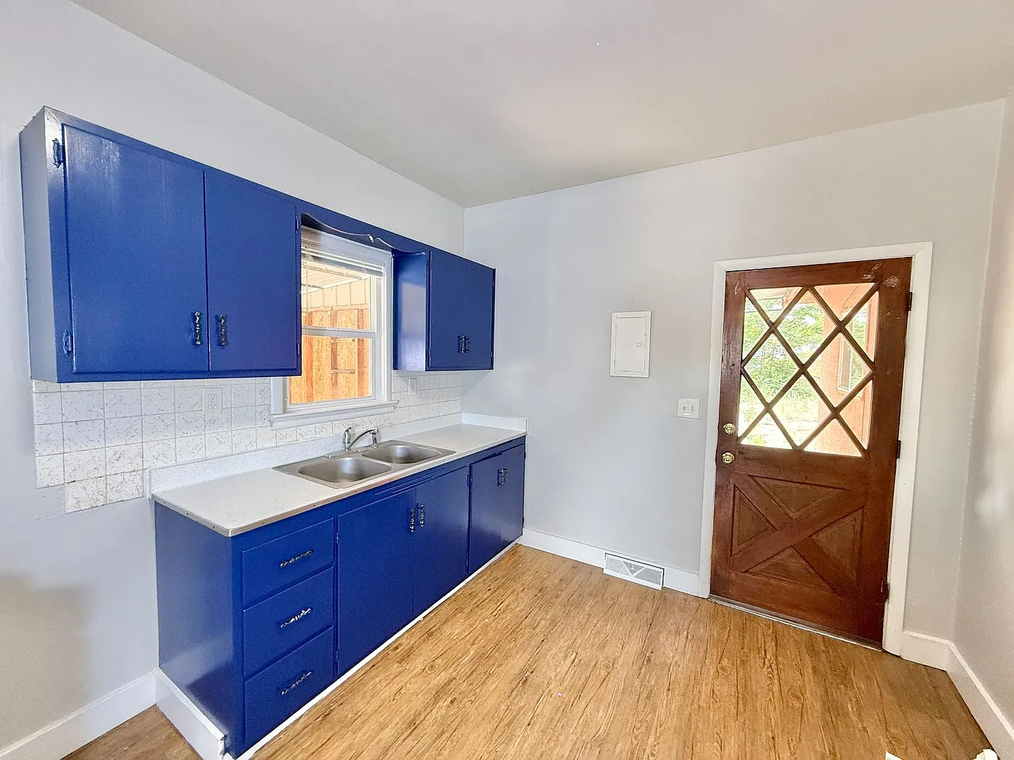 Charming 3-Bedroom Home with Spacious Backyard and Ample Storage! — Photo 3