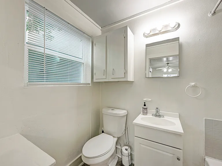 915 W 21st St #2 — Photo 10