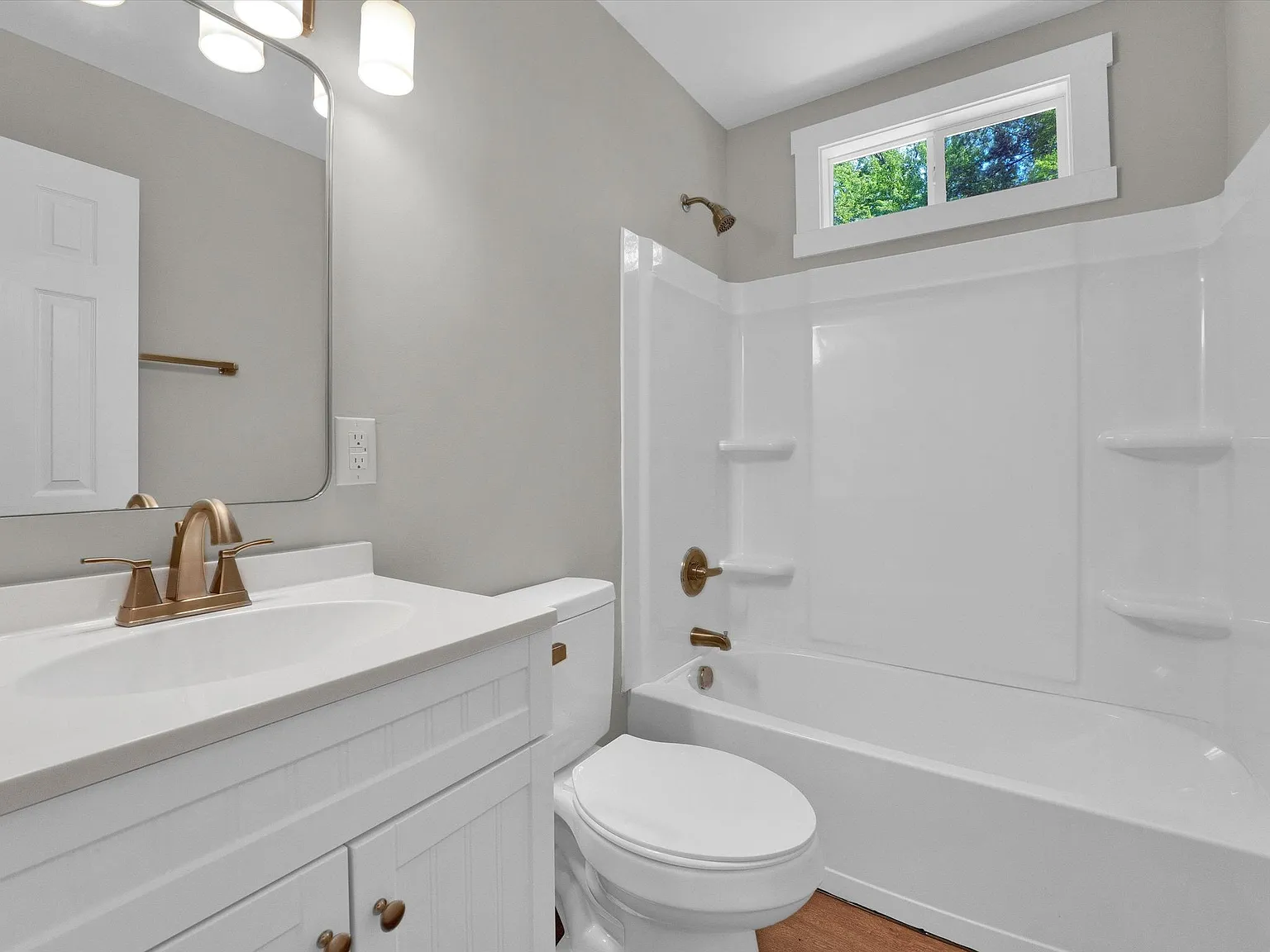 4 bed, 2.0 bath, 1256 sqft, $910 — Photo 2