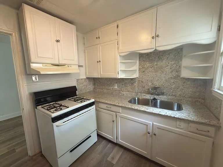 3300 Robinson Ave — Photo 3