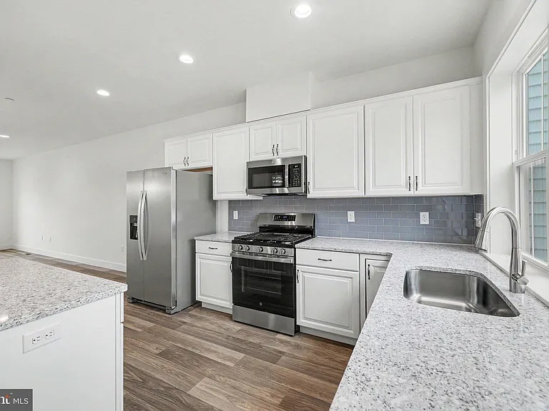 104 Madison Dr — Photo 8
