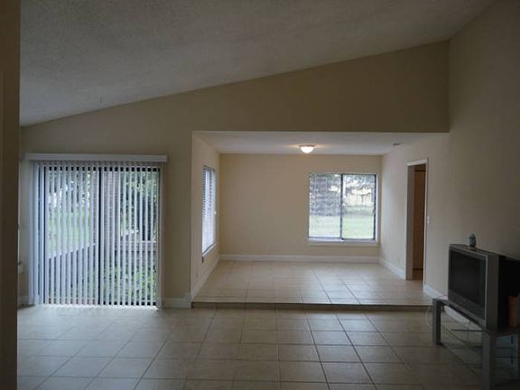 3rd image of 804 E Flag Ln