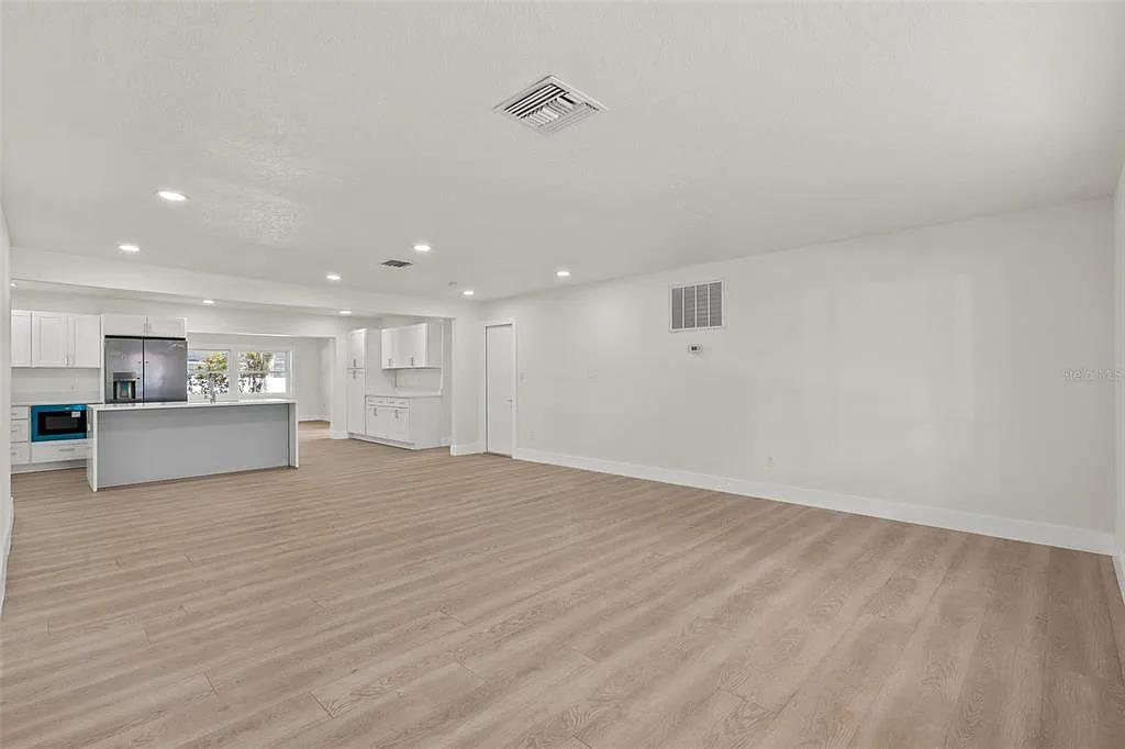 5 bed, 2.0 bath, 1916 sqft, $3,999 — Photo 4