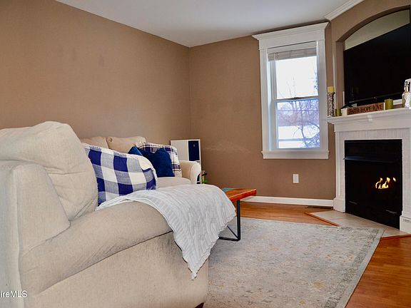3rd image of 639 Lakeway Dr