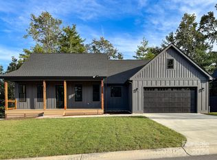 200 Byron Forest Dr, Horse Shoe, NC 28742