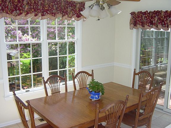 Cozy Breakfast Room