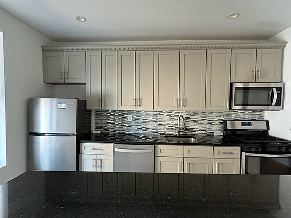 5th image of 2808 35th St APT 6E