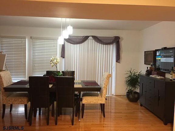 3rd image of 86 Jamestown Cir