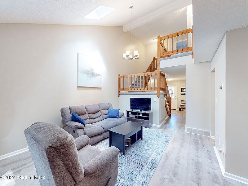 3rd image of 4037 Chaucer Place