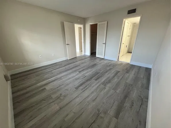 5731 NW 37th St APT 218, Virginia Gardens, FL 33166