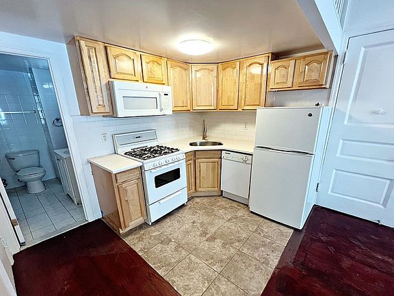 5th image of 32 W 69th St #1B