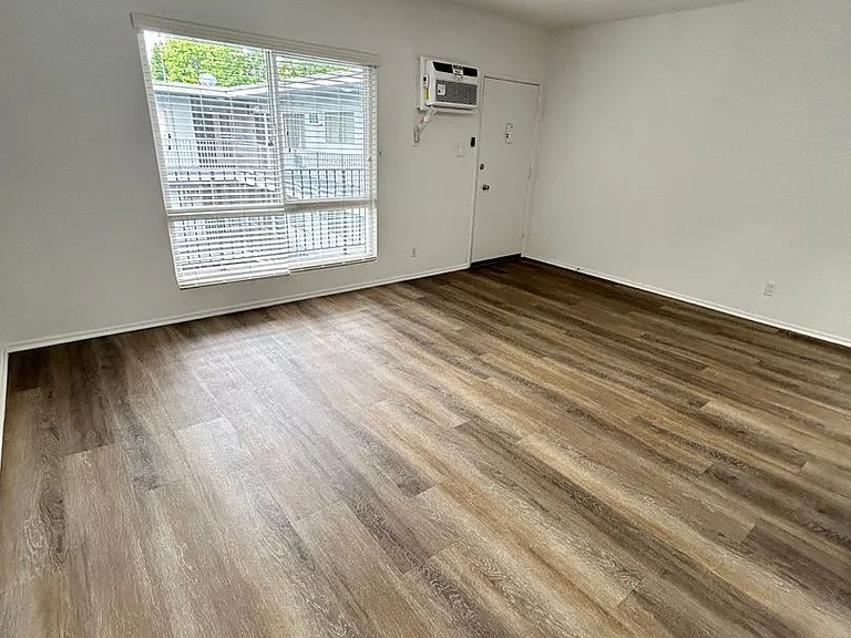 13860 Burbank Blvd — Photo 24
