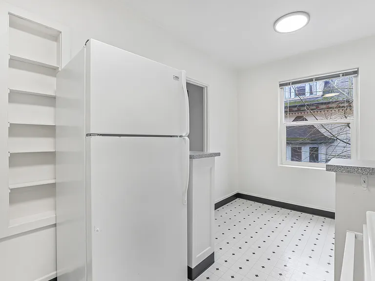 2128 SE Hawthorne Blvd - Caldwell Apartments — Photo 8