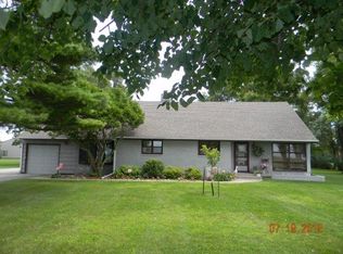 1302 Countryside Ln, Pontiac, IL 61764