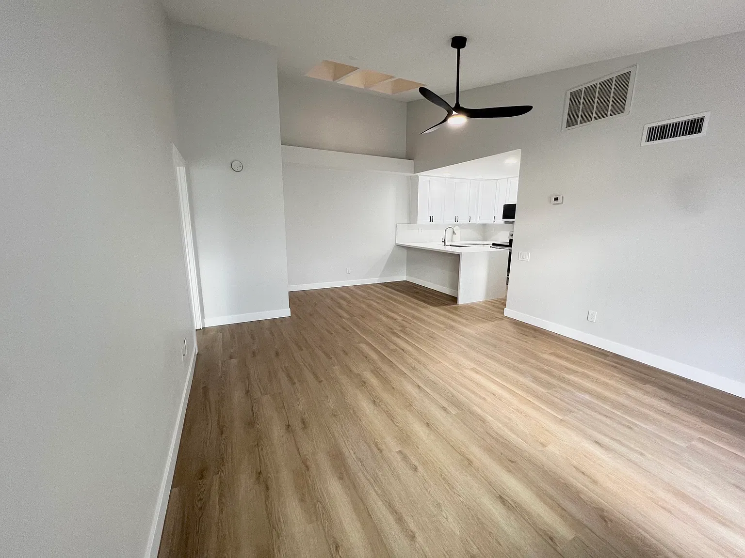 2 bed, 890 sqft, $1,849 — Photo 2