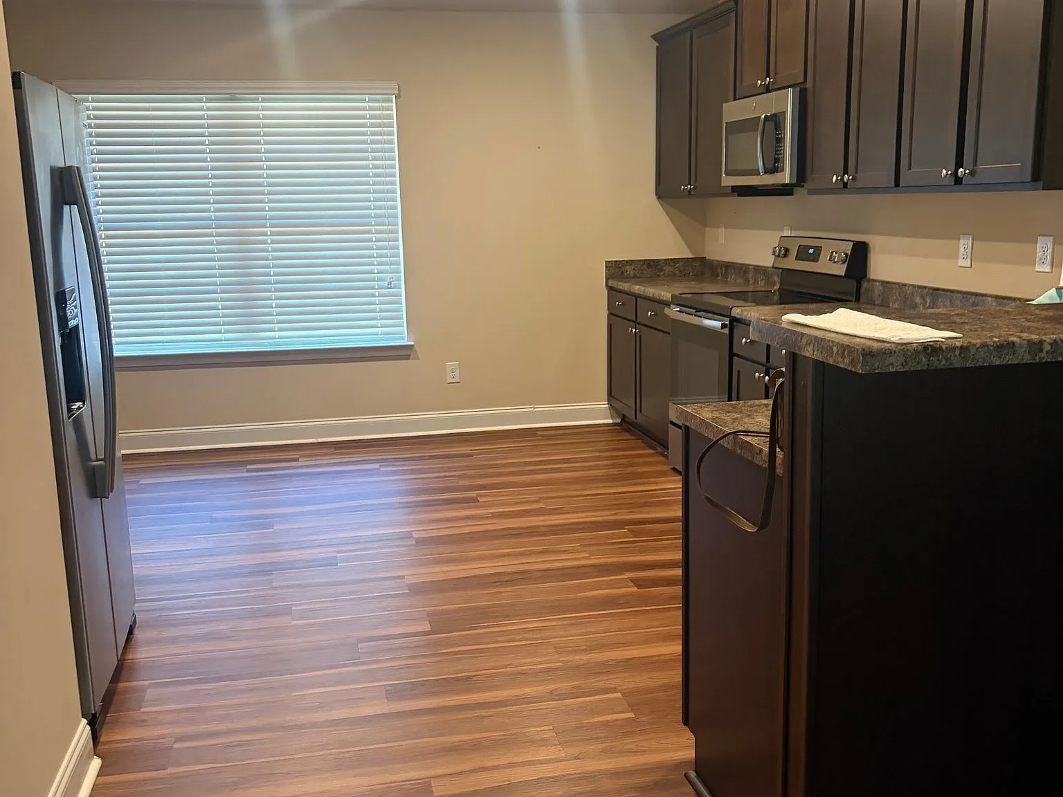 Spacious 4BR brick home with a 2-car garage, fireplace and level, private backyard. — Photo 4