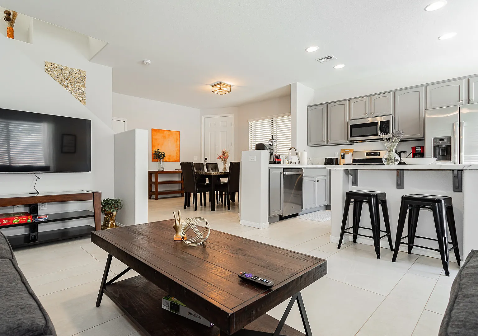 Modern 3-Bedroom Home with Loft, Outdoor Patio, and Private Yard — Photo 1
