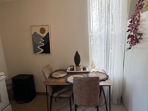 5th image of 1020 E 6th St #1