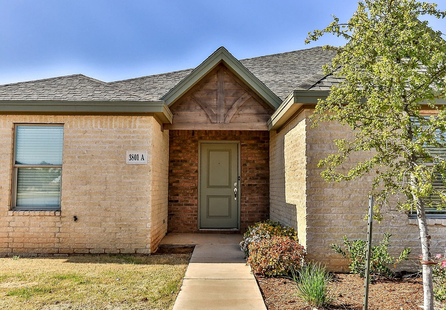 3 bed, 2.0 bath, 1550 sqft, $1,600 — Photo 1