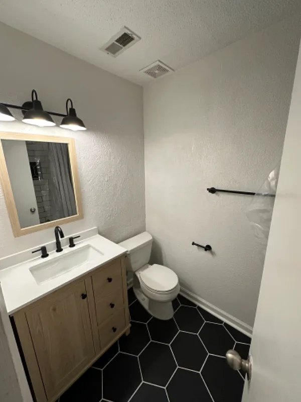 Beautifully Updated 2 Bed / 2.5 Bath Townhome in Highgate at Sandy Springs — Photo 3