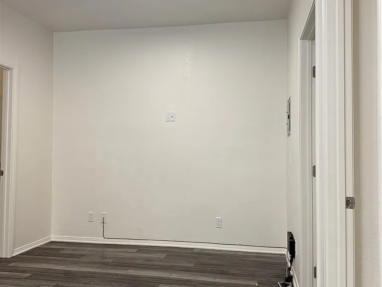 2284 Long Beach Blvd — Photo 2