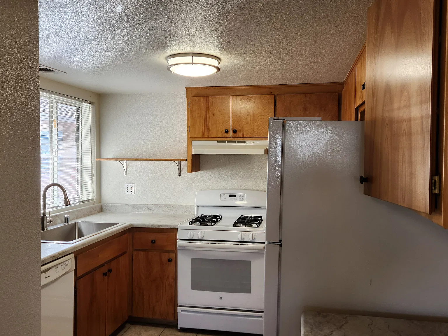 2 bed, 1.5 bath, 995 sqft, $1,475 — Photo 2