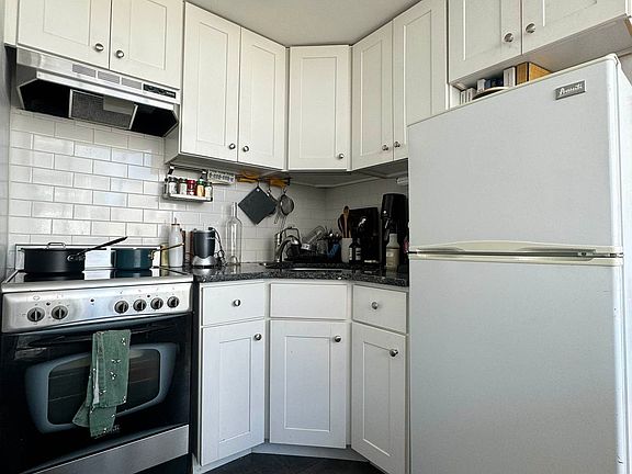 3rd image of 343 W 22nd St APT 9