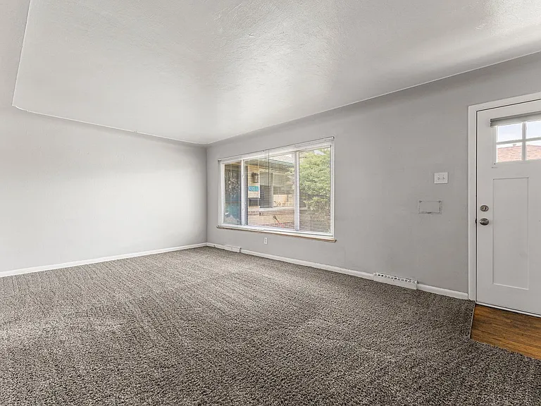 3609 Hudson St — Photo 4