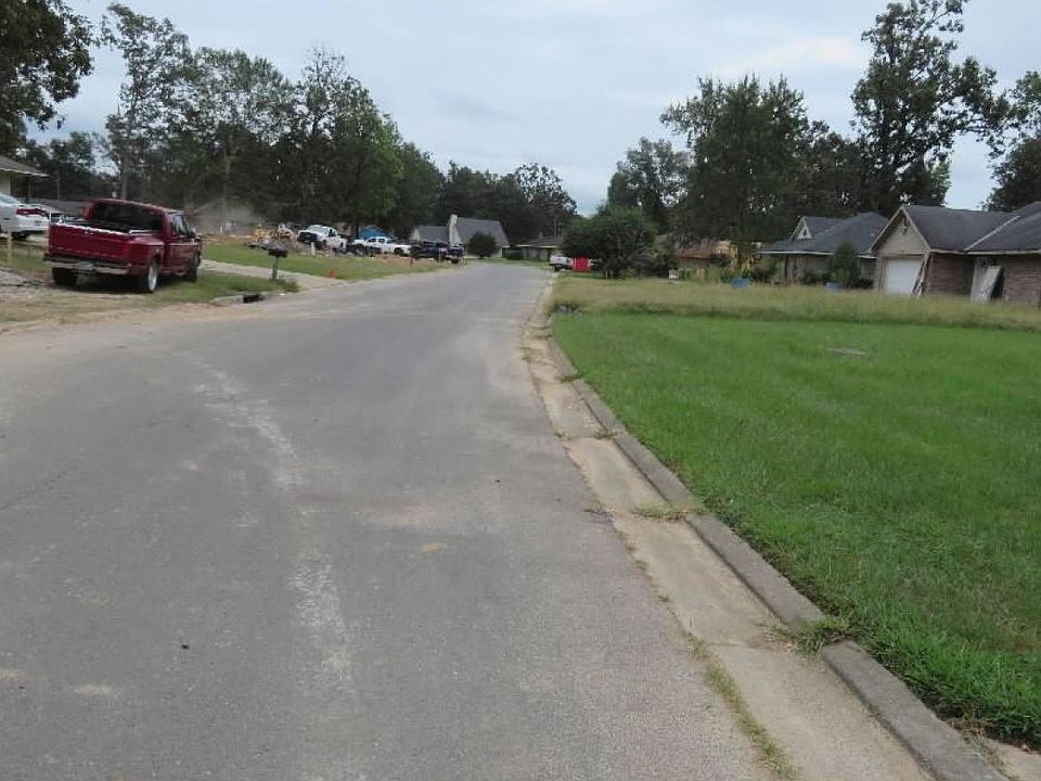 Exterior Neighborhood (street photo)