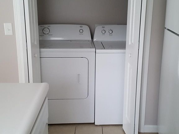 5th image of 1061 E Park St