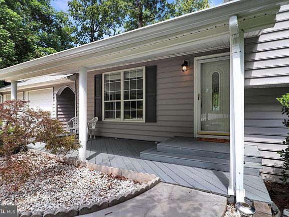 3rd image of 6 Craftsman Ct