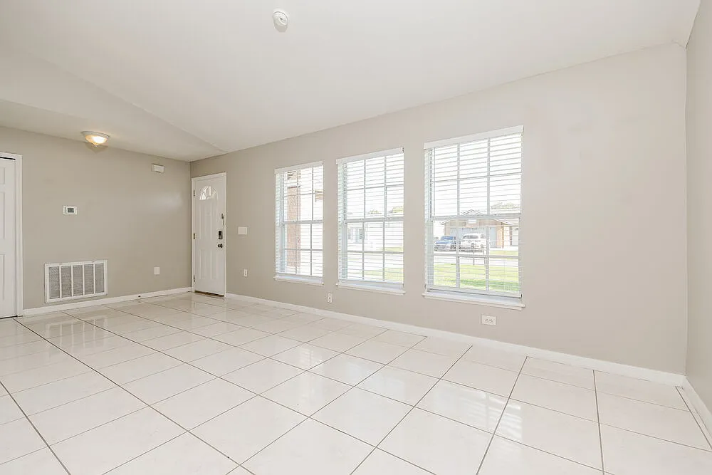 3 bed, 2.0 bath, 1474 sqft, $1,700 — Photo 3