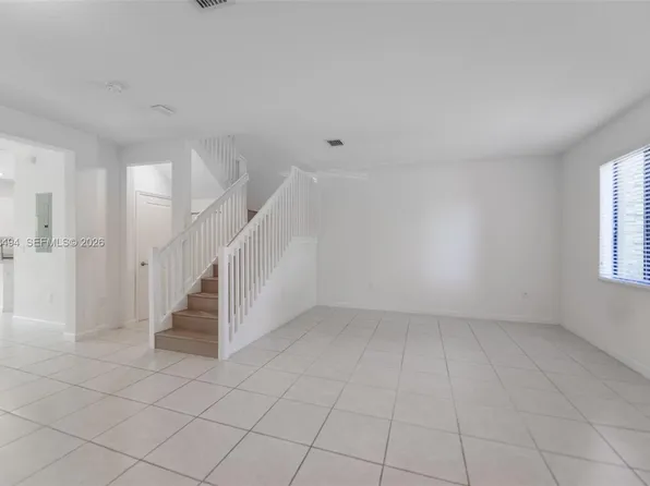 640 NE 207th St, Miami, FL 33179